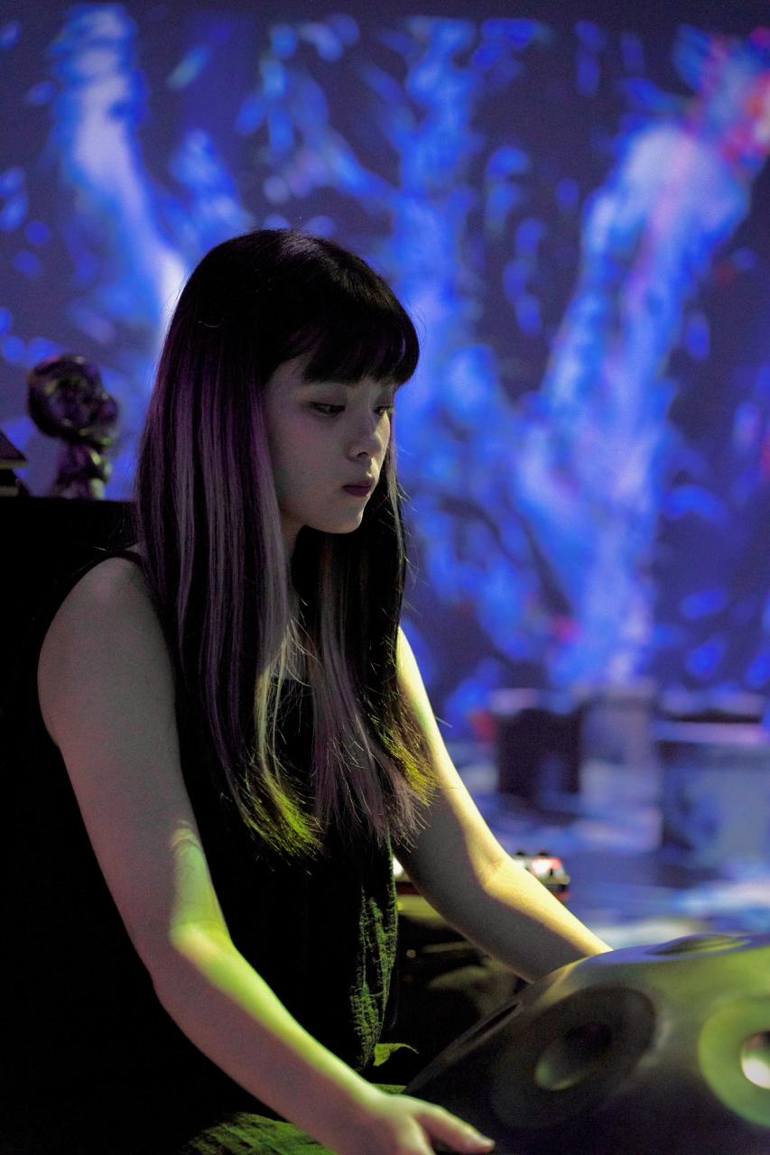 Jenny 手碟演奏 — 沉浸投影中