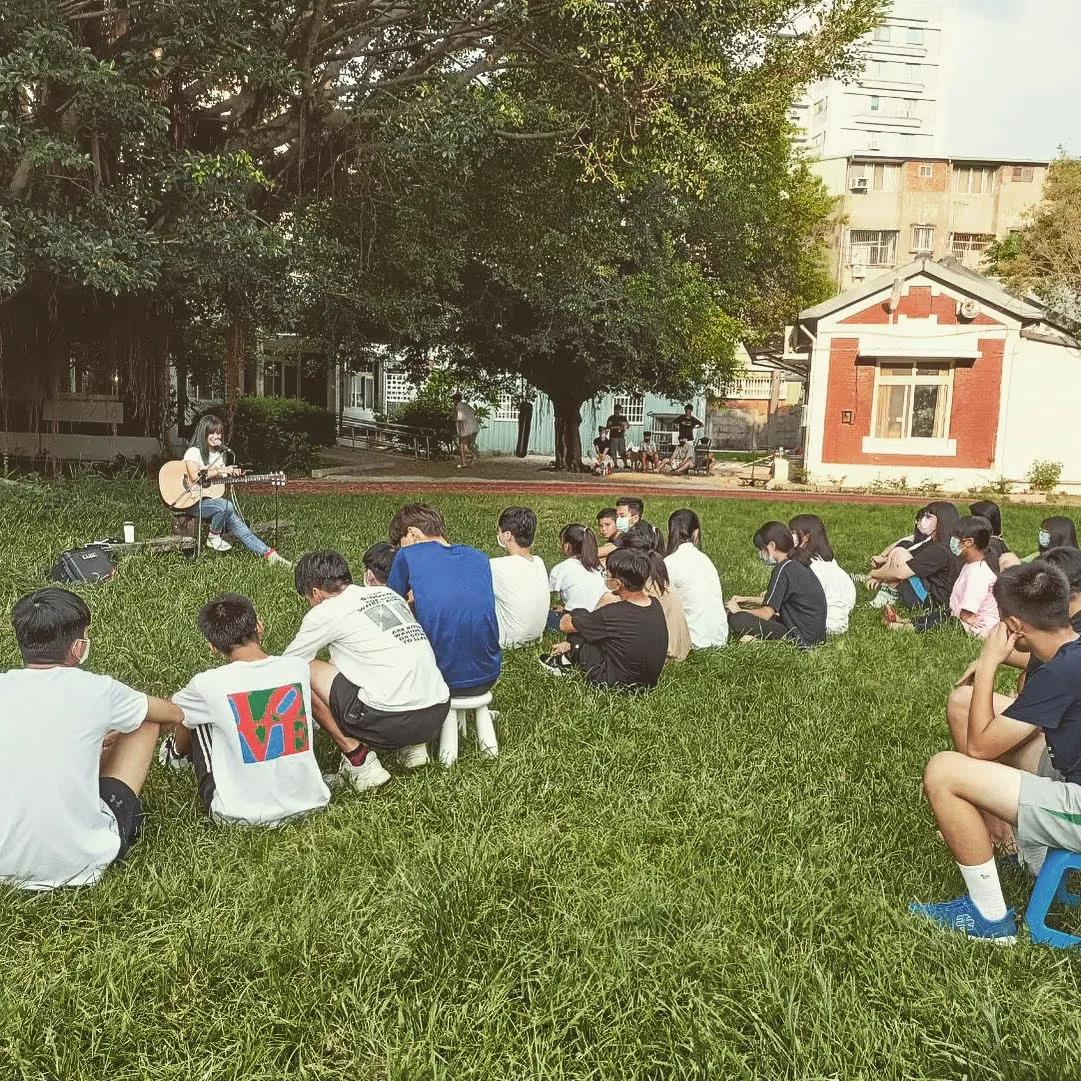 Jenny 吉他彈唱 — 離職前草地音樂會